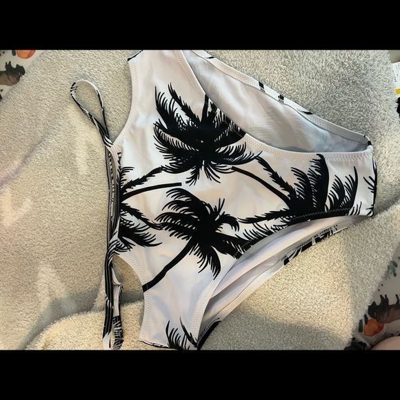 Black and White High Wasted 2 piece - Picture 2 of 6